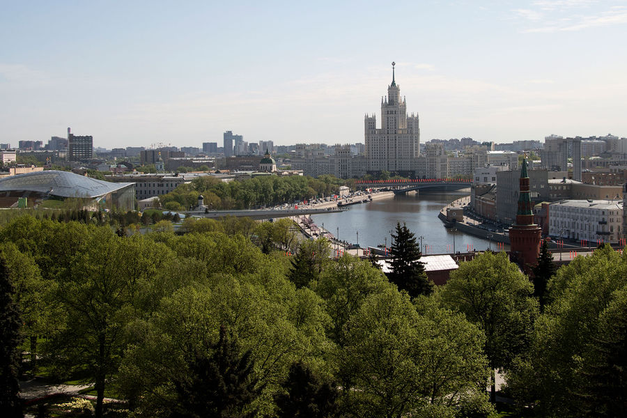 Юноша упал в Москву-реку и получил серьезные травмы