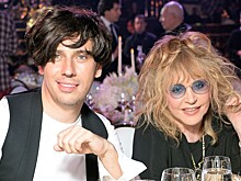 Алое пальто, пышная прическа: Максим Галкин показал домашнюю Аллу Пугачеву на вечере с друзьями