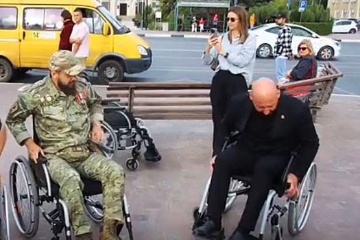 Чиновники Волжского проехали по городу в инвалидных колясках