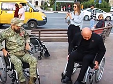 Чиновники Волжского проехали по городу в инвалидных колясках