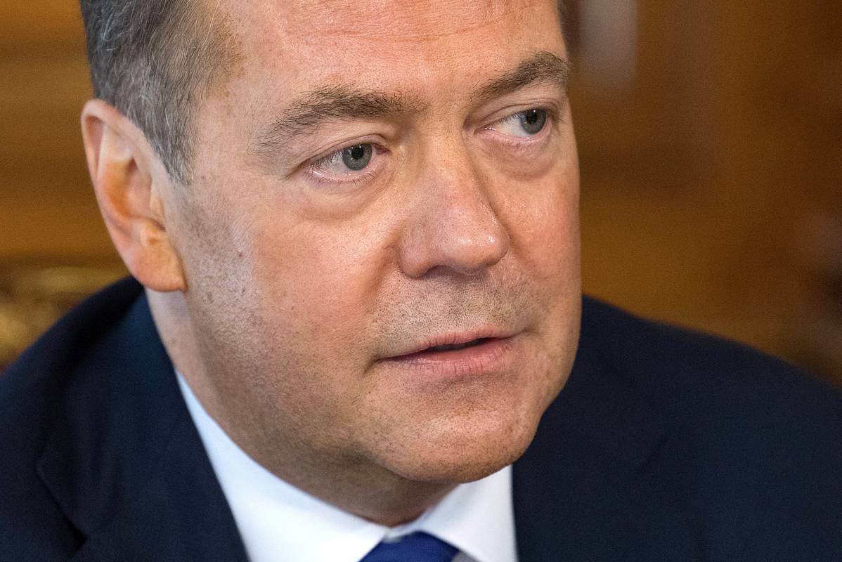 Медведев призвал выслать из России послов ЕС после отказа от встречи с Лавровым