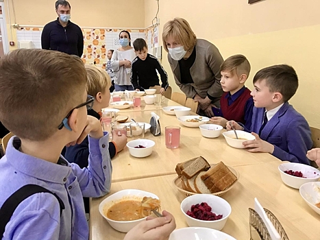 Елена Бабура рекомендовала изменить расписание обедов в светлогорской школе 
