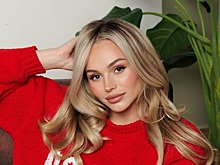 Коваленко засветила сексуальную ложбинку, надев модный пиджак без блузки