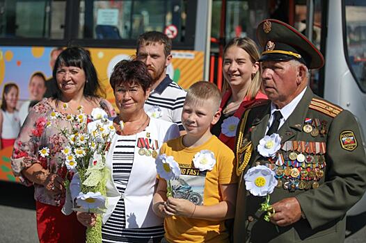 Во Владивостоке в День семьи, любви и верности запустили яркий, красочный автобус