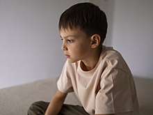 Пытался вырвать у него ножницы: отец сломал руку 9-летнему сыну из-за испорченных фотографий