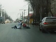 На проезжей части в Энгельсе девушки устроили драку. Видео