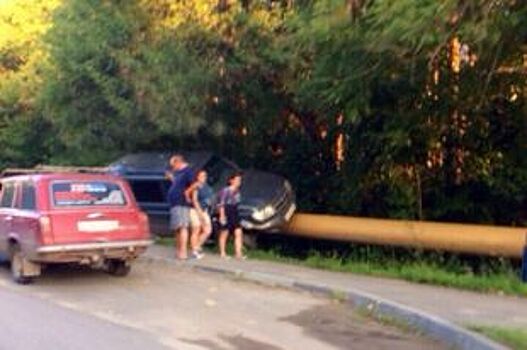 В Челябинске УАЗ «Патриот» съехал с дороги и врезался в трубу