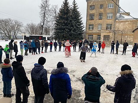 Волонтеры «Нижновэнерго» организовали для воспитанников детского дома «Самую яркую елку»