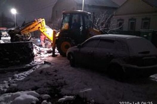 В Саратове припаркованный автомобиль мешает работе коммунальщиков