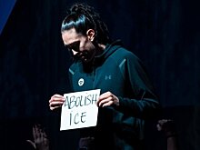 «Ликвидируйте ICE». Брианна Стюарт вышла с протестом против стрельбы в Миннеаполисе