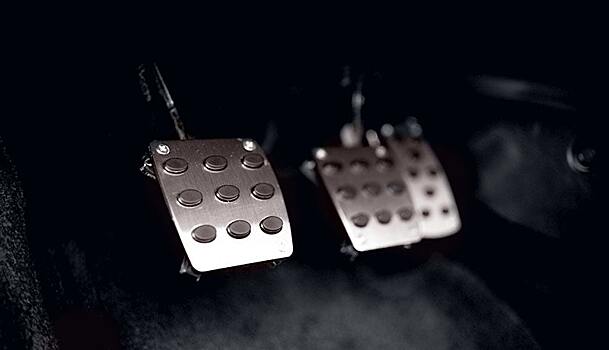 Зачем нужно выжимать сцепление при запуске двигателя