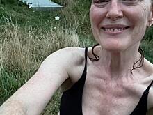 64-летняя Джулианна Мур шокировала подписчиков честным снимком в бикини без макияжа: «Выглядит болезненно»