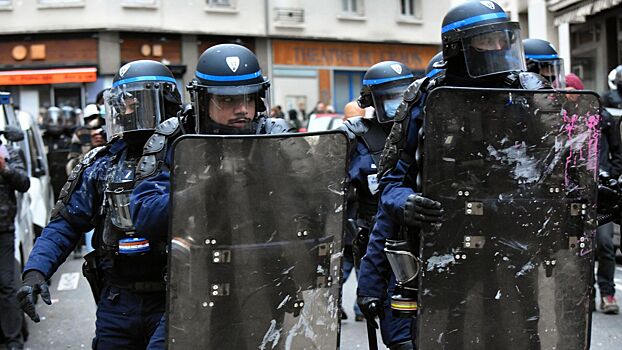 Полиция Франции начала избивать фанатов "Ливерпуля" дубинками