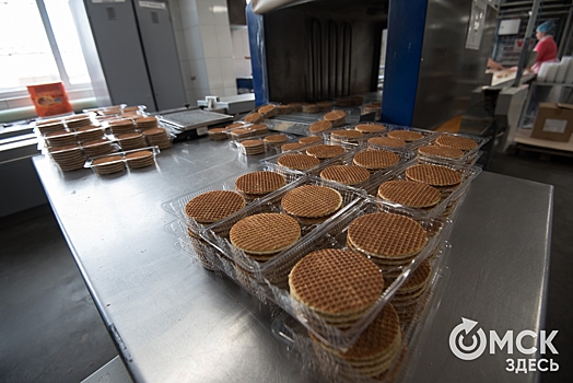 Сладкий репортаж: как готовят вафли и конфеты на омской фабрике