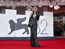 Дочь Майкла Джексона вышла в свет в кожаном платье с глубоким декольте