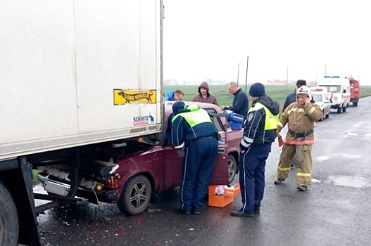 В Курской области легковушка залетела под грузовик