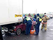 В Курской области легковушка залетела под грузовик