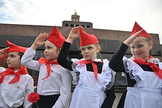 В форму российских школьников предложили ввести аналог пионерского галстука