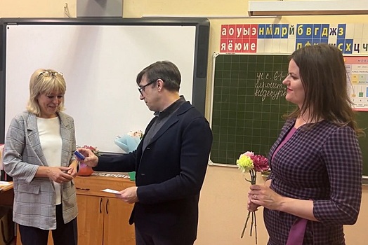 В школе N 854 педагогам вручили награды за их труд, а также устроили концерт в честь Дня учителя
