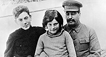 Почему дочь Сталина после смерти отца взяла фамилию матери