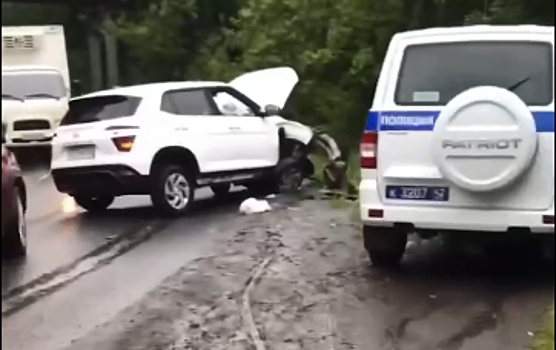 Влетевший в ограждение автомобиль разбился в Кемерове