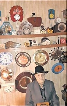 Пенсионер из Бибирева собрал уникальную коллекцию часов