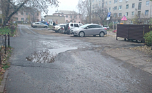 В Курске на улице Сумской из дома 37Б2 горячая вода течет на проезжую часть
