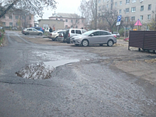 В Курске на улице Сумской из дома 37Б2 горячая вода течет на проезжую часть