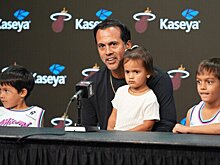 «Семья, близкие и наша собака в порядке». Самолет «Хит» приземлился в Майами через 35 минут после сообщения о пожаре в доме Эрика Споэльстры