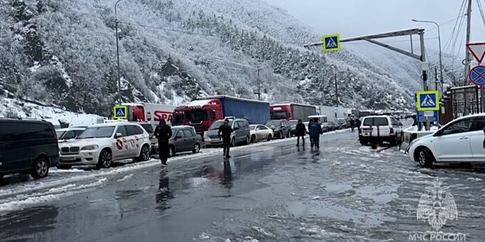 КПП «Верхний Ларс» закрыли для легковых авто из-за непогоды