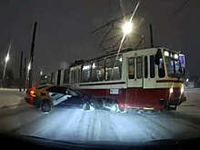 В Петербурге автомобиль врезался в трамвай