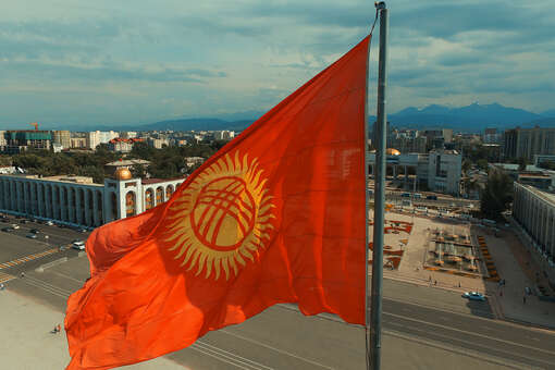 24.kg: в центре Бишкека внутренние войска оцепили улицу, где собрались люди