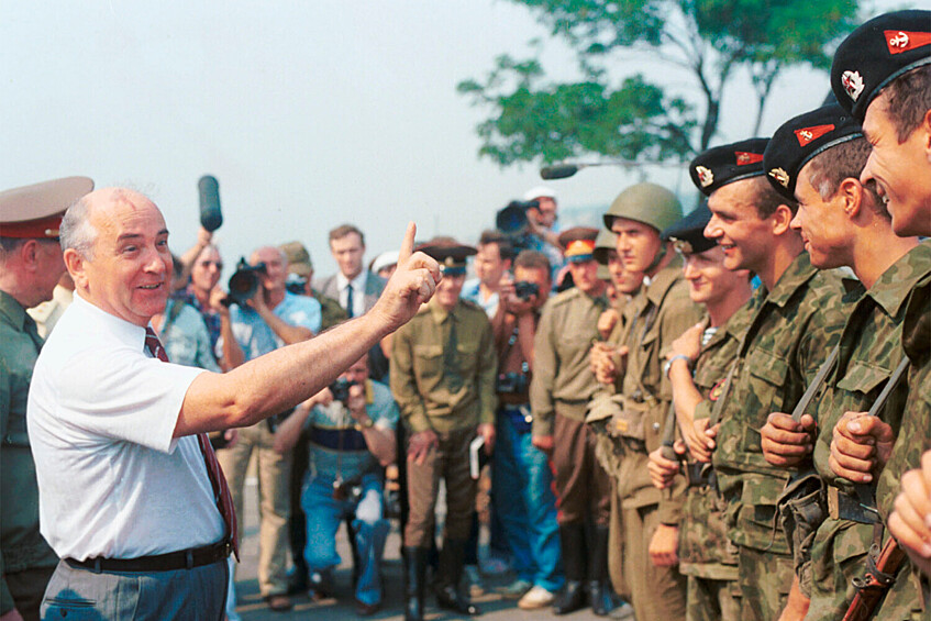 Президент СССР Михаил Горбачев беседует с участниками маневров Одесского военного округа, 1990 год