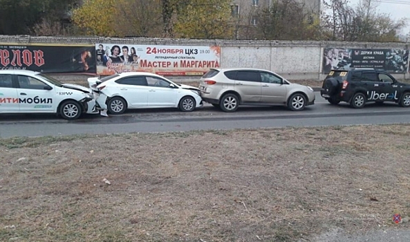 На западе Волгограда в ДТП с 4 машинами пострадал 41-летний мужчина