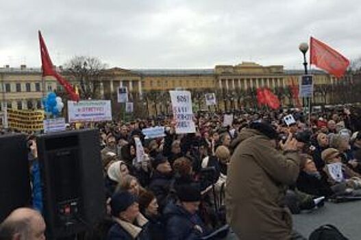 Более трех тысяч горожан вышли на Марш в защиту Петербурга
