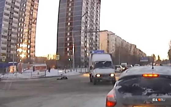 На Эльмаше женщина на иномарке сбила и протащила пешехода, а потом переехала его. Видео 18+