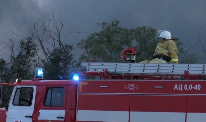 В Волгограде пожарные ликвидируют возгорание на острове Сарпинском