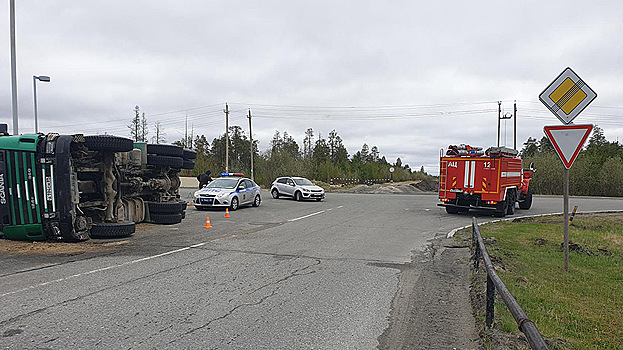 В Губкинском опрокинулся грузовик с землей. ФОТО