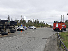 В Губкинском опрокинулся грузовик с землей. ФОТО