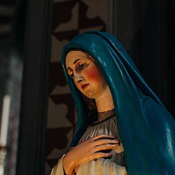 Статуя Девы Марии заплакала на глазах у верующих