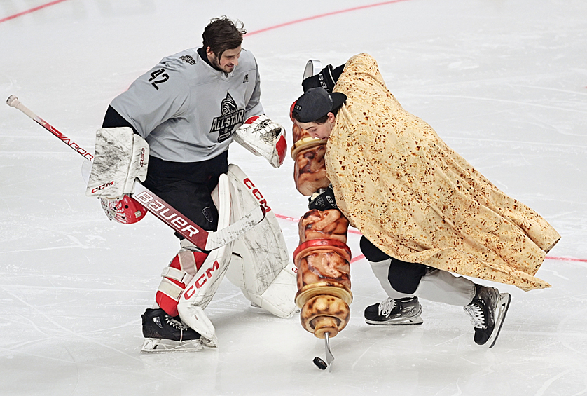 Вратарь команды "Дивизион Боброва" Патрик Рибар (Спартак) (слева) во время Мастер-шоу КХЛ 2022 на Ледовой арене "Трактор" в Челябинске, декабрь 2022 год