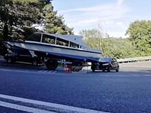 В Сочи на серпантине в автомобиль врезался катер