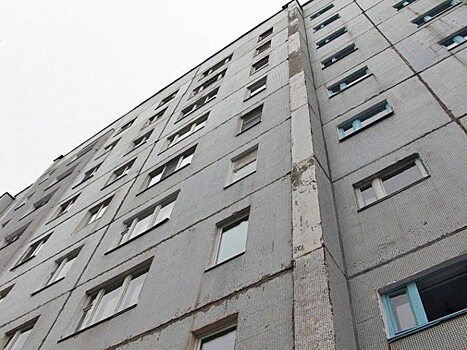 В Балакове женщина упала с 9-го этажа и разбилась насмерть