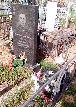 Могила Героя Советского союза под Саратовом превратилась в свалку
