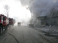 Пожарные залили огонь на складе 60 тоннами воды