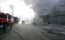 Пожарные залили огонь на складе 60 тоннами воды