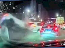 Стремительное ДТП попало на видеокамеру в китае