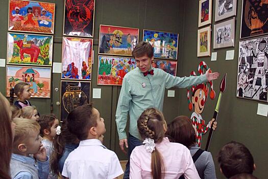 В Приморской картинной галерее состоялось открытие выставки «20 лет в цвет!»