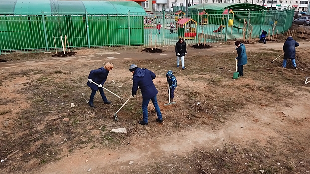 «Шестой год боремся». Жители Новой Трехгорки провели субботник на заброшенном пустыре