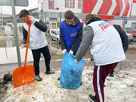 В Нахабино на субботнике активисты «Молодой гвардии» собрали восемь мешков мусора